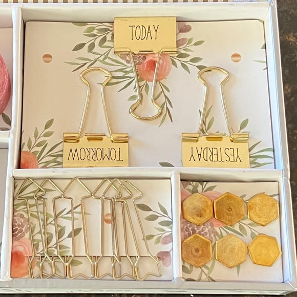 Stationary Set By Laura Ashley - Picture 4 of 7